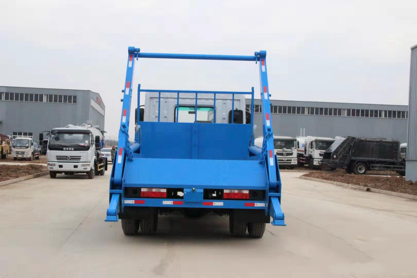 國(guó)六10立方東風(fēng)D9 擺臂垃圾車(chē)
